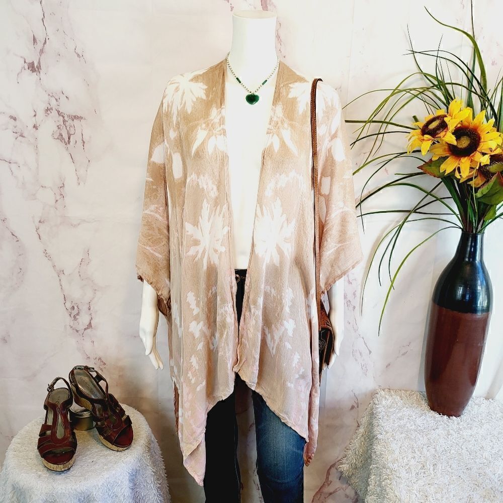 Vince Camuto beautiful one size floral kimono